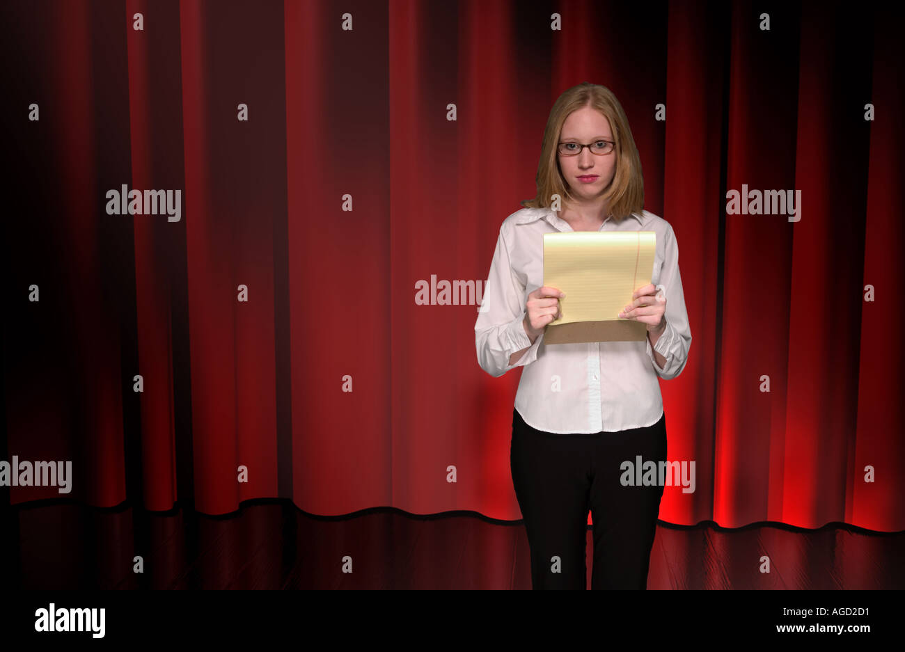 Caucasian Teen ragazza dà discorso sul palco USA Foto Stock