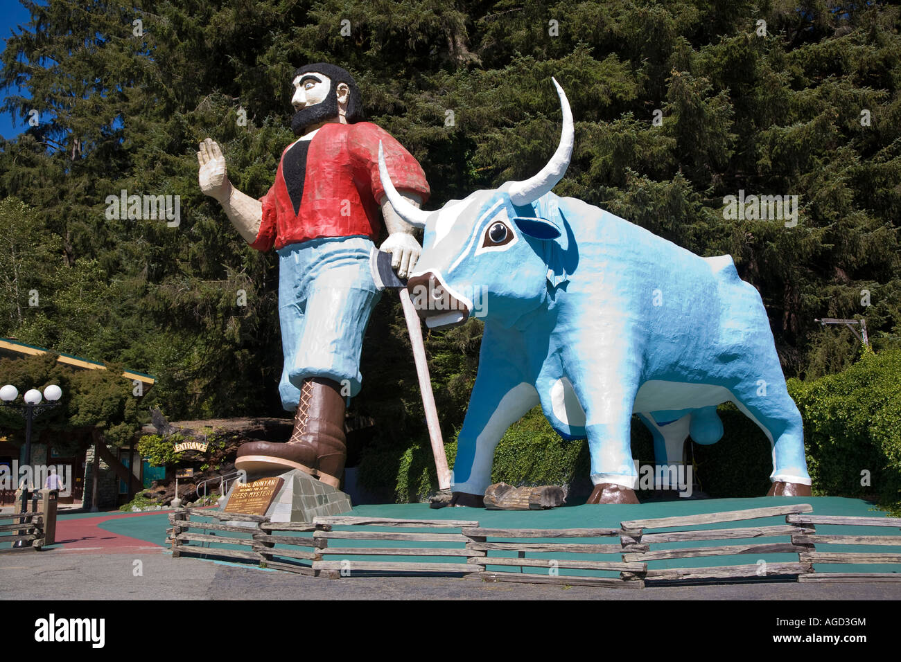 Paul Bunyan e Babe il bue blu presso gli alberi del mistero di Klamath California Foto Stock