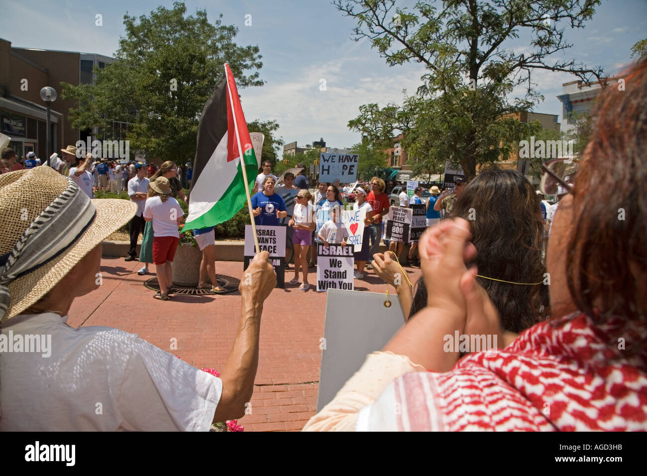 I manifestanti a favore e contro Israele attacco contro il Libano Foto Stock