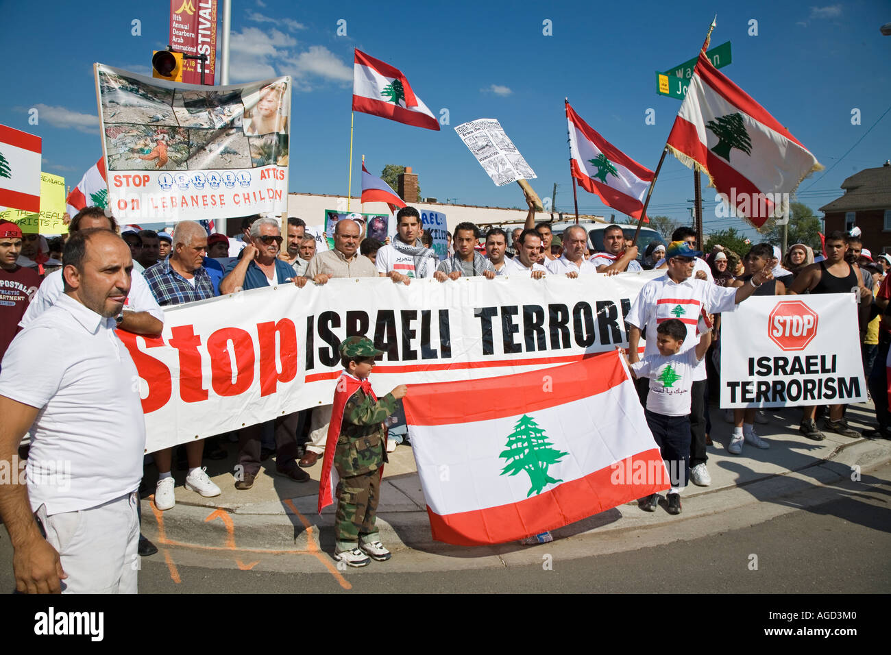 Michigan Dearborn migliaia di arabi americani marzo contro Israele s bombardamenti del Libano Foto Stock