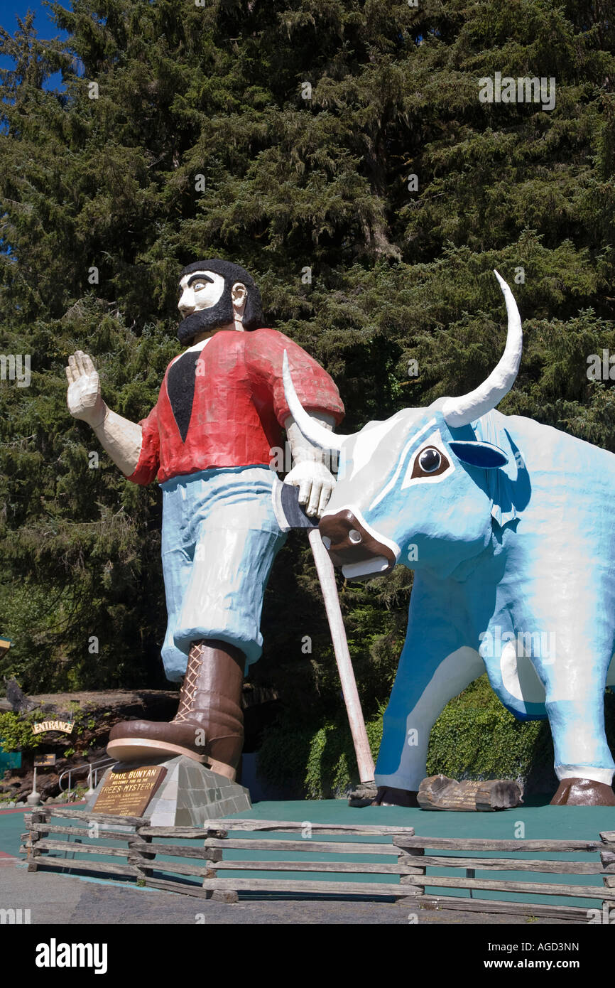 Paul Bunyan e Babe il bue blu presso gli alberi del mistero di Klamath California Foto Stock