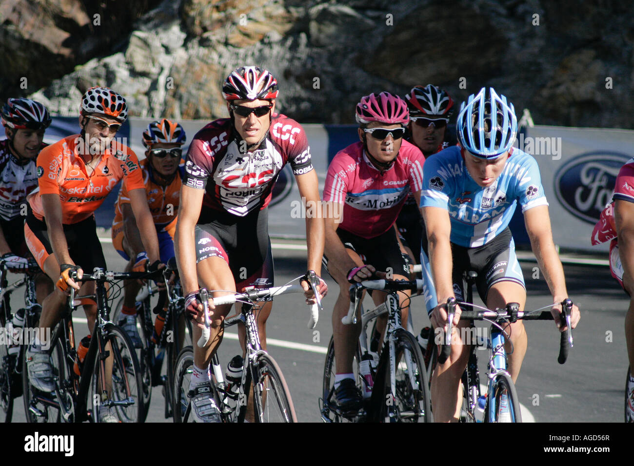 I ciclisti professionisti del peleton in Vuelta de Espana la scalata verso la stazione di sci di Andorra Foto Stock