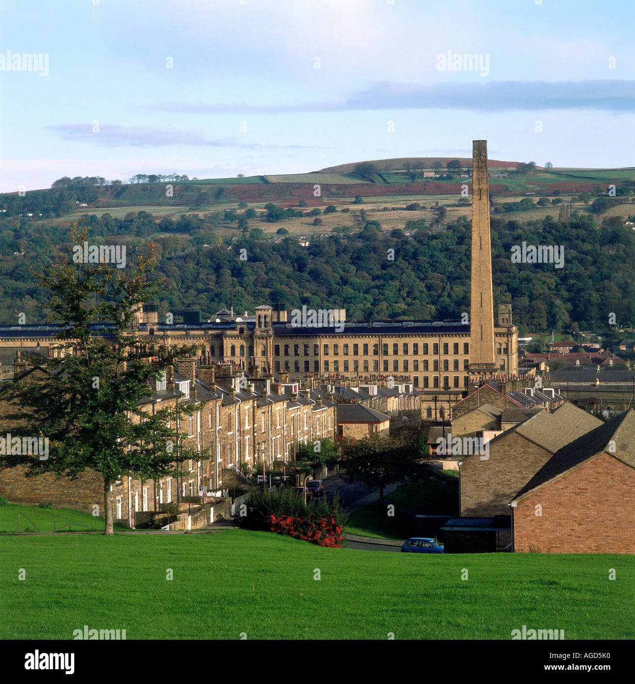 La città di Saltaire è stato appositamente costruito nel 1850 da Sir Tito sale il mulino visto qui domina la città e si affaccia su una delle righe terrazzati che ospitava i lavoratori Foto Stock