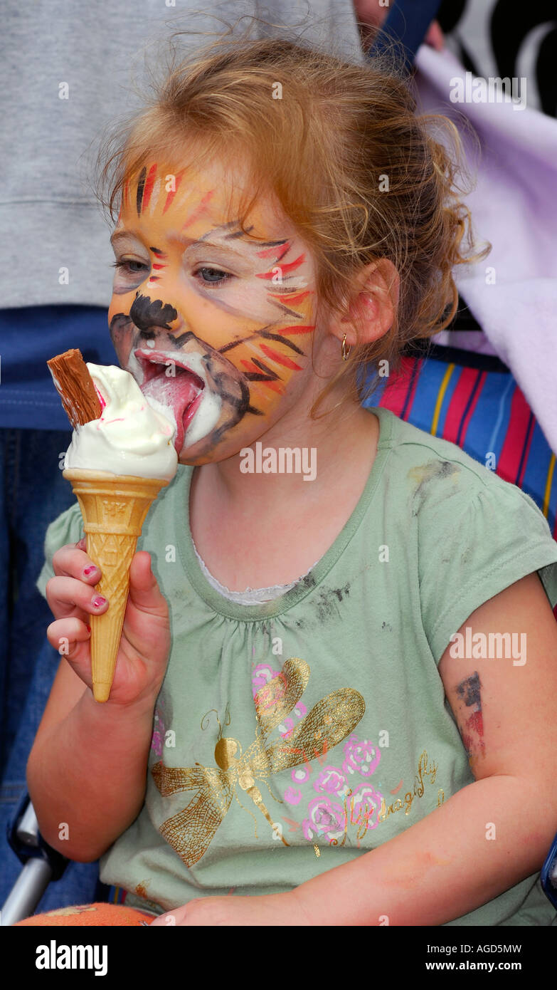 3 anno vecchia ragazza a mangiare il gelato in una comunità divertente giorno Fulham Londra Foto Stock