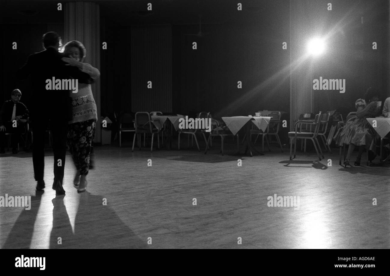 I cittadini anziani ballare a un tè danzante, Notre Dame Hall, Leicester Square, Londra, Regno Unito. Foto Stock