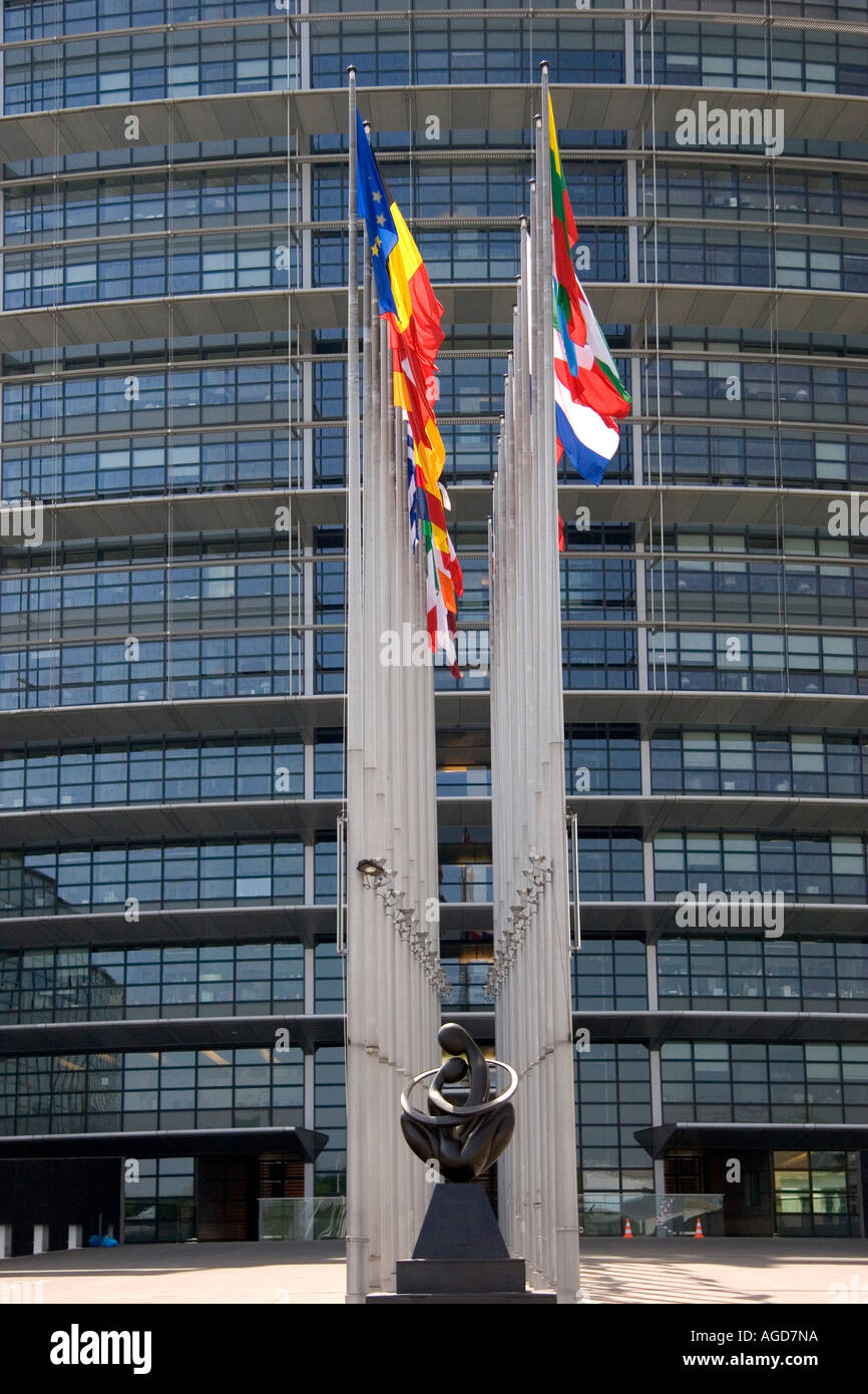 Unione europea il Parlamento europeo e le bandiere delle nazioni membro a Strasburgo, in Francia. Foto Stock