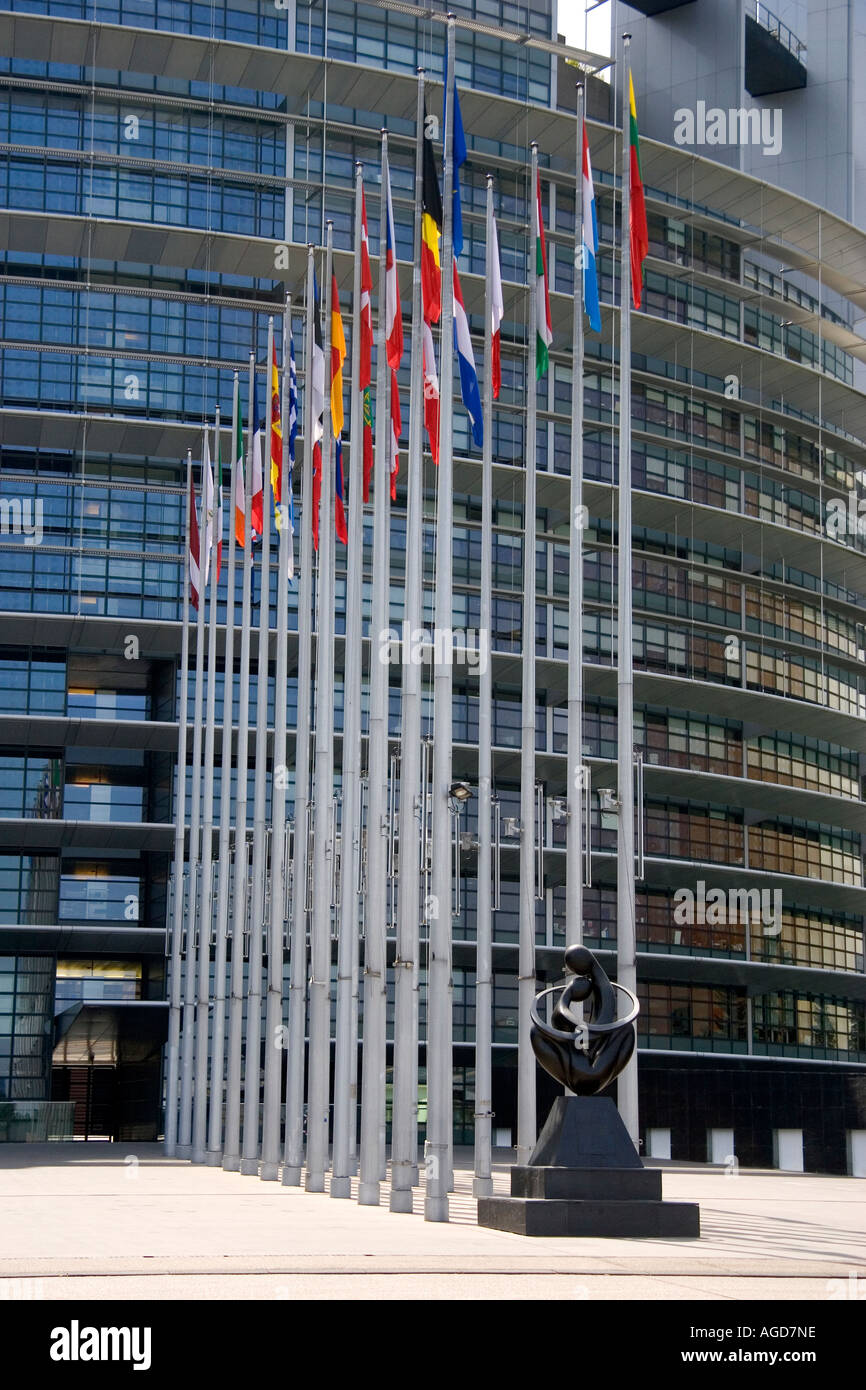 Unione europea il Parlamento europeo e le bandiere delle nazioni membro a Strasburgo, in Francia. Foto Stock