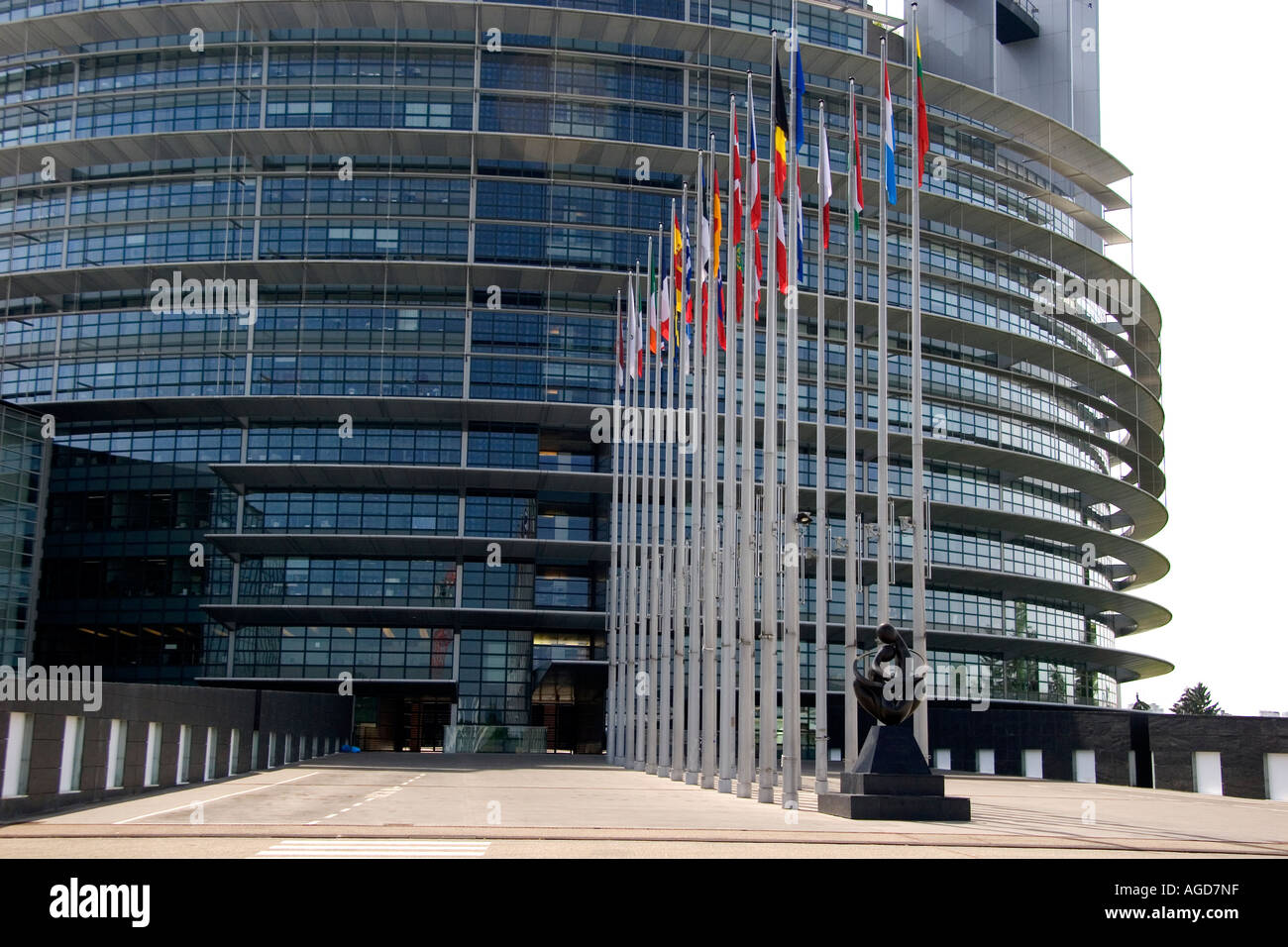 Unione europea il Parlamento europeo e le bandiere delle nazioni membro a Strasburgo, in Francia. Foto Stock