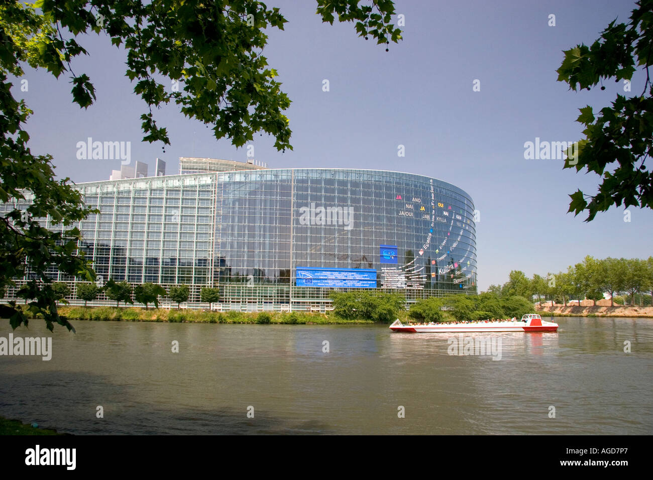 Tour in barca sul canale davanti all'Unione europea il Parlamento europeo a Strasburgo, in Francia. Foto Stock