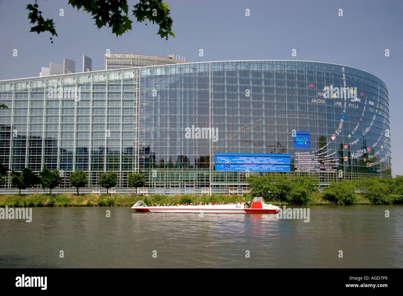 Tour in barca sul canale davanti all'Unione europea il Parlamento europeo a Strasburgo, in Francia. Foto Stock