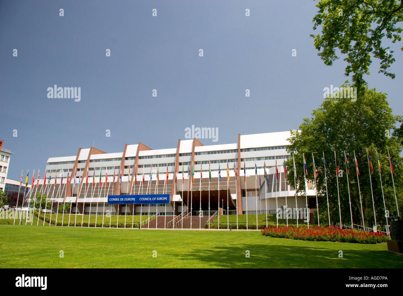 Consiglio d'Europa edificio e bandiere delle nazioni membro a Strasburgo, in Francia. Foto Stock