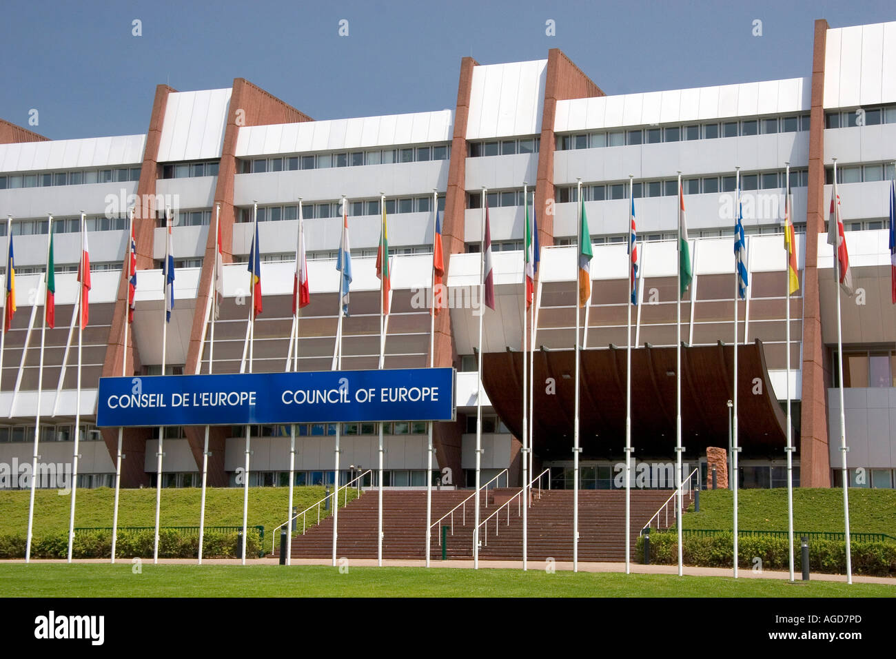 Consiglio d'Europa edificio e bandiere delle nazioni membro a Strasburgo, in Francia. Foto Stock