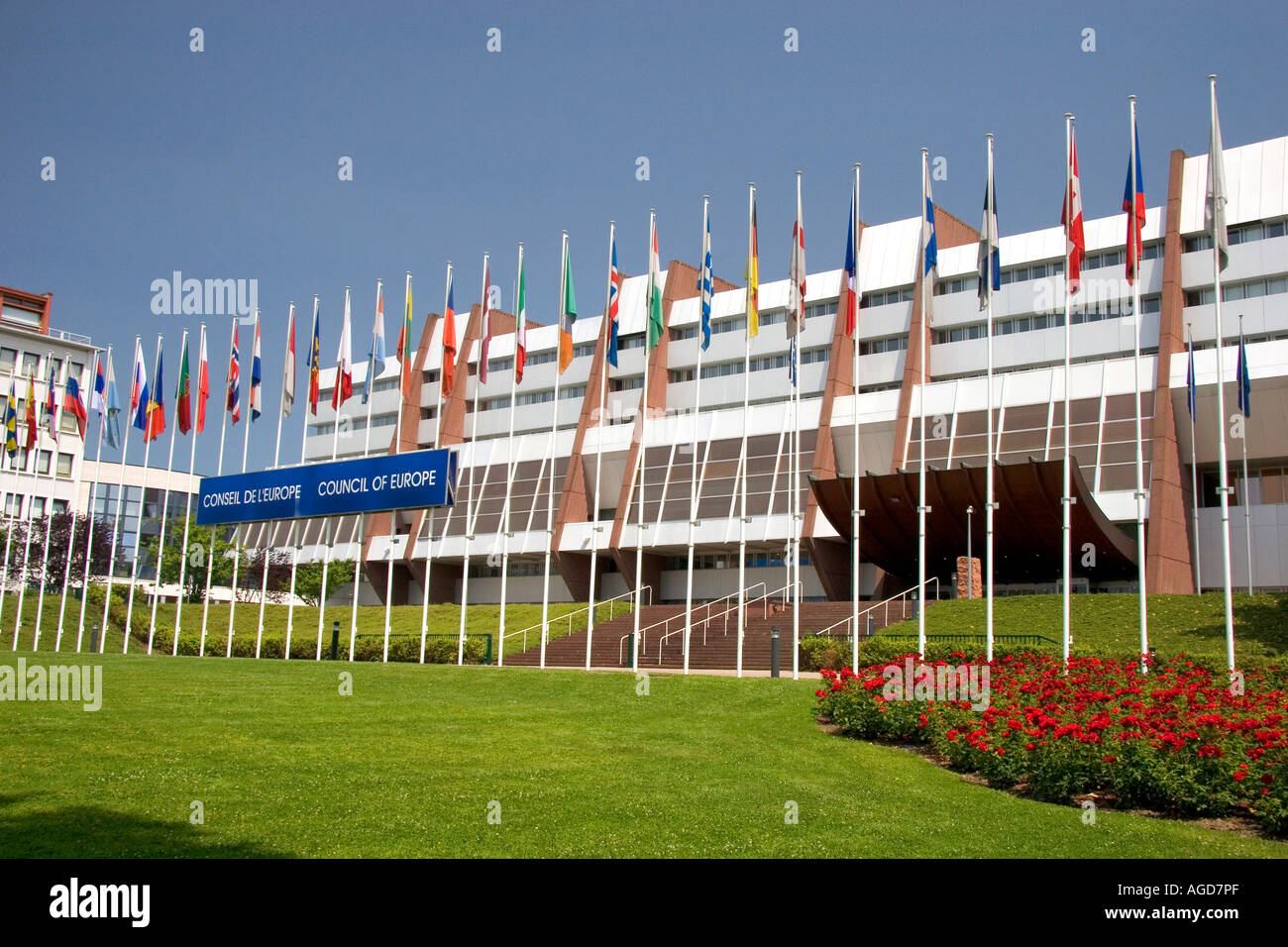 Consiglio d'Europa edificio e bandiere delle nazioni membro a Strasburgo, in Francia. Foto Stock