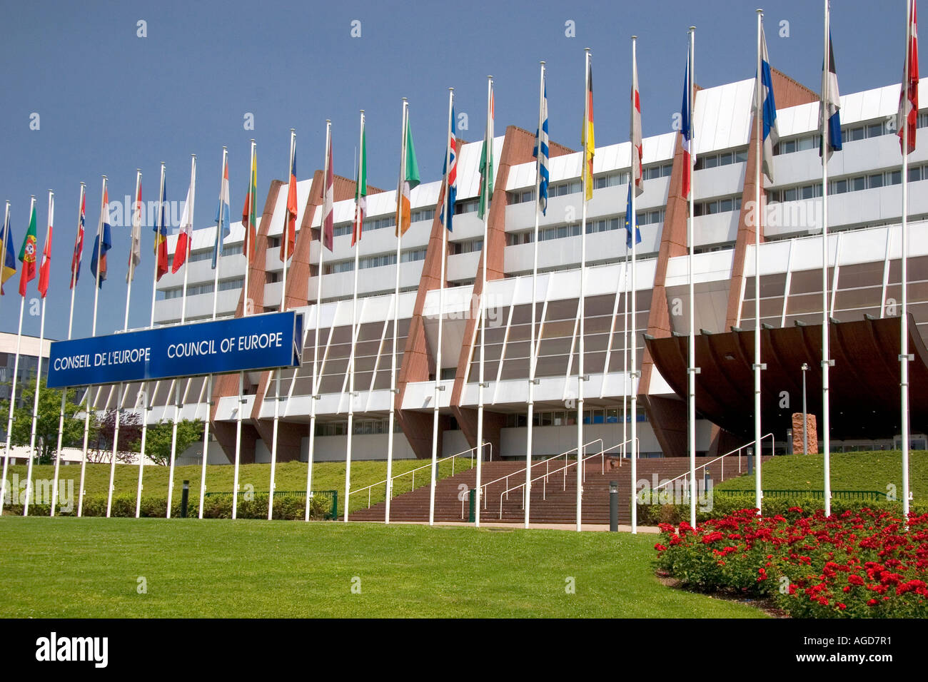 Consiglio d'Europa edificio e bandiere delle nazioni membro a Strasburgo, in Francia. Foto Stock