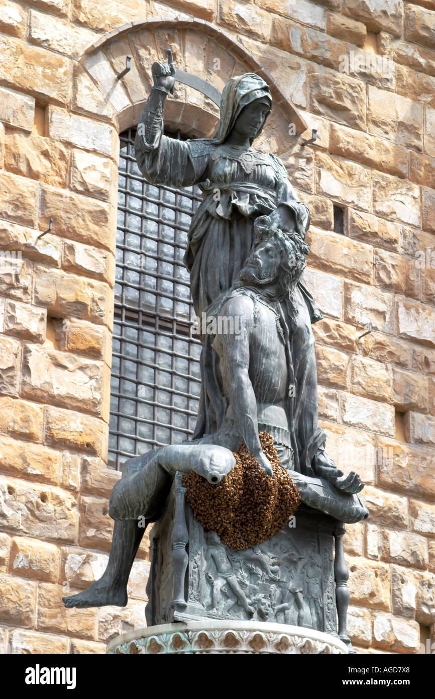 Donatellos statua del virtuoso di Giuditta che uccide il tiranno Oloferne nella Piazza della Signoria di Firenze (Italia). Foto Stock