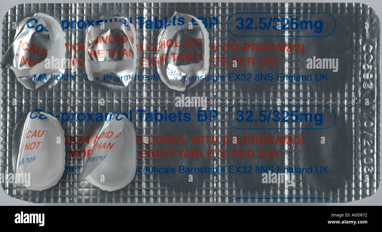 La metà usa il pacchetto di pillole Foto Stock