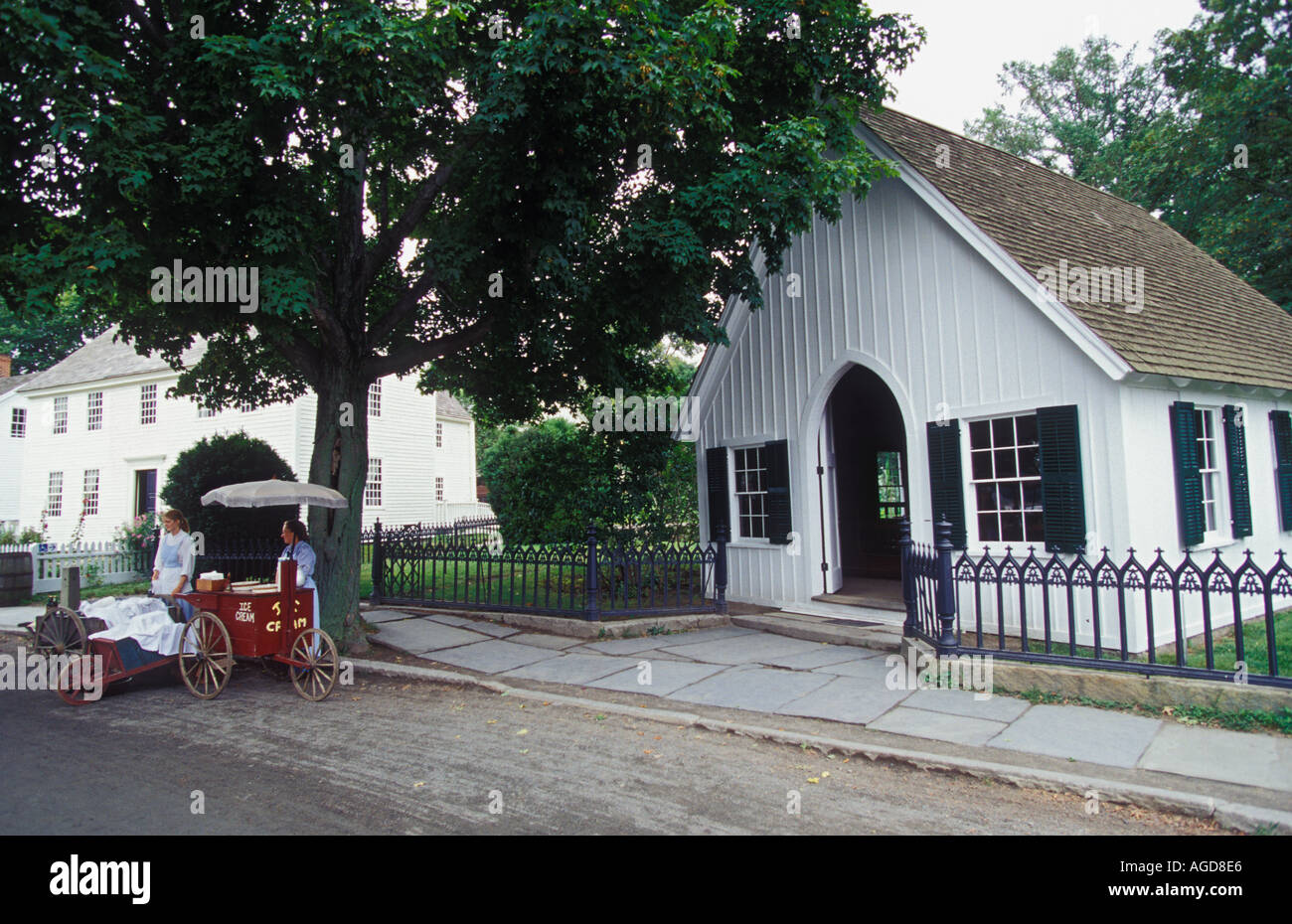 Connecticut Mystic Seaport due guide femminili in costume di vendita di gelato da spingere il carrello Foto Stock