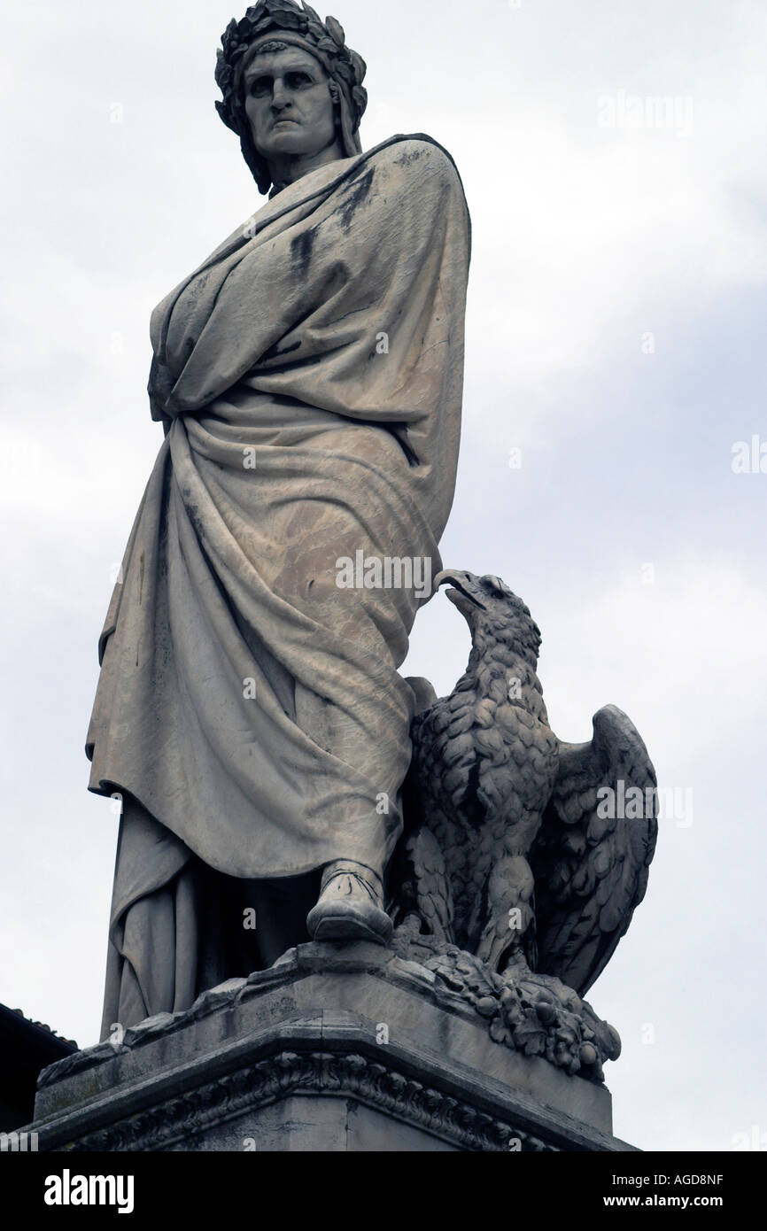 Si tratta di una statua del poeta Dante Alighieri 1265 1321 nella piazza di Santa Cruce Firenze Italia Foto Stock