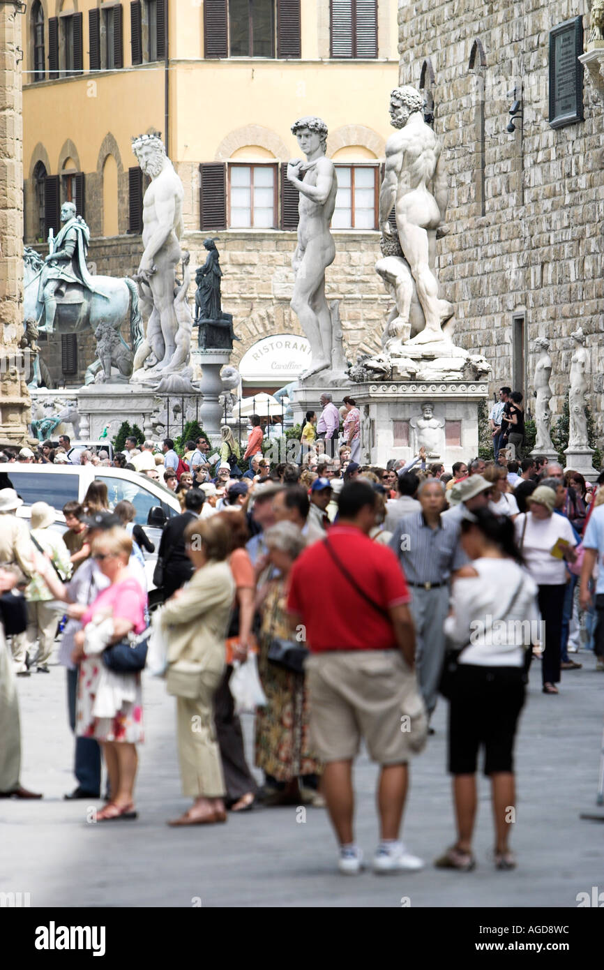 Dalla Galleria degli Uffizi si guarda indietro lungo le tre statue in Piazza della Signoria Foto Stock