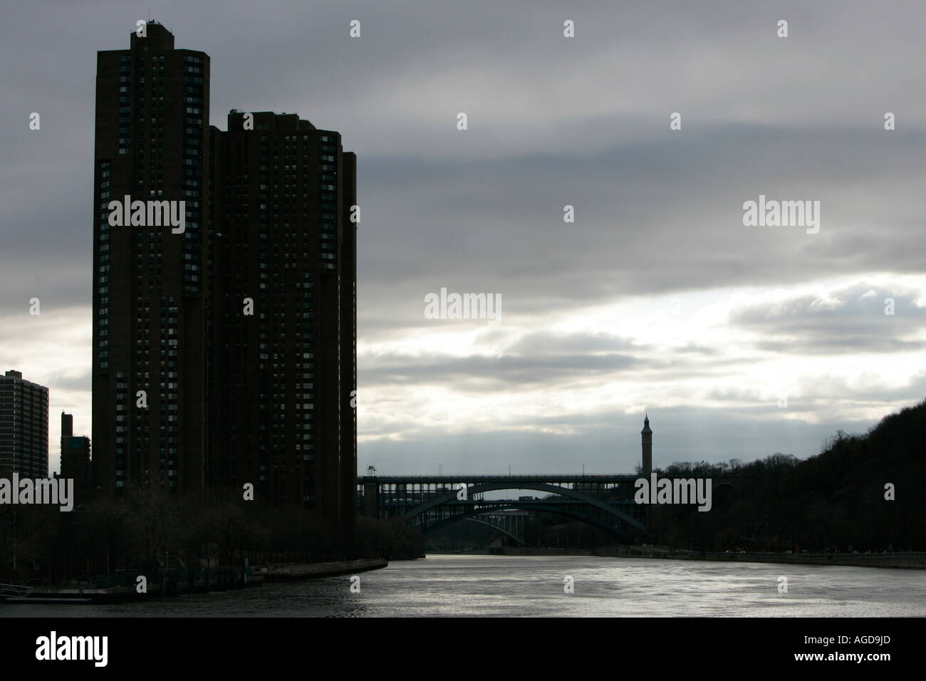 Silhouette nella luce della sera di appartamento a torre e Washington Heights bridge new york city new york STATI UNITI D'AMERICA Foto Stock