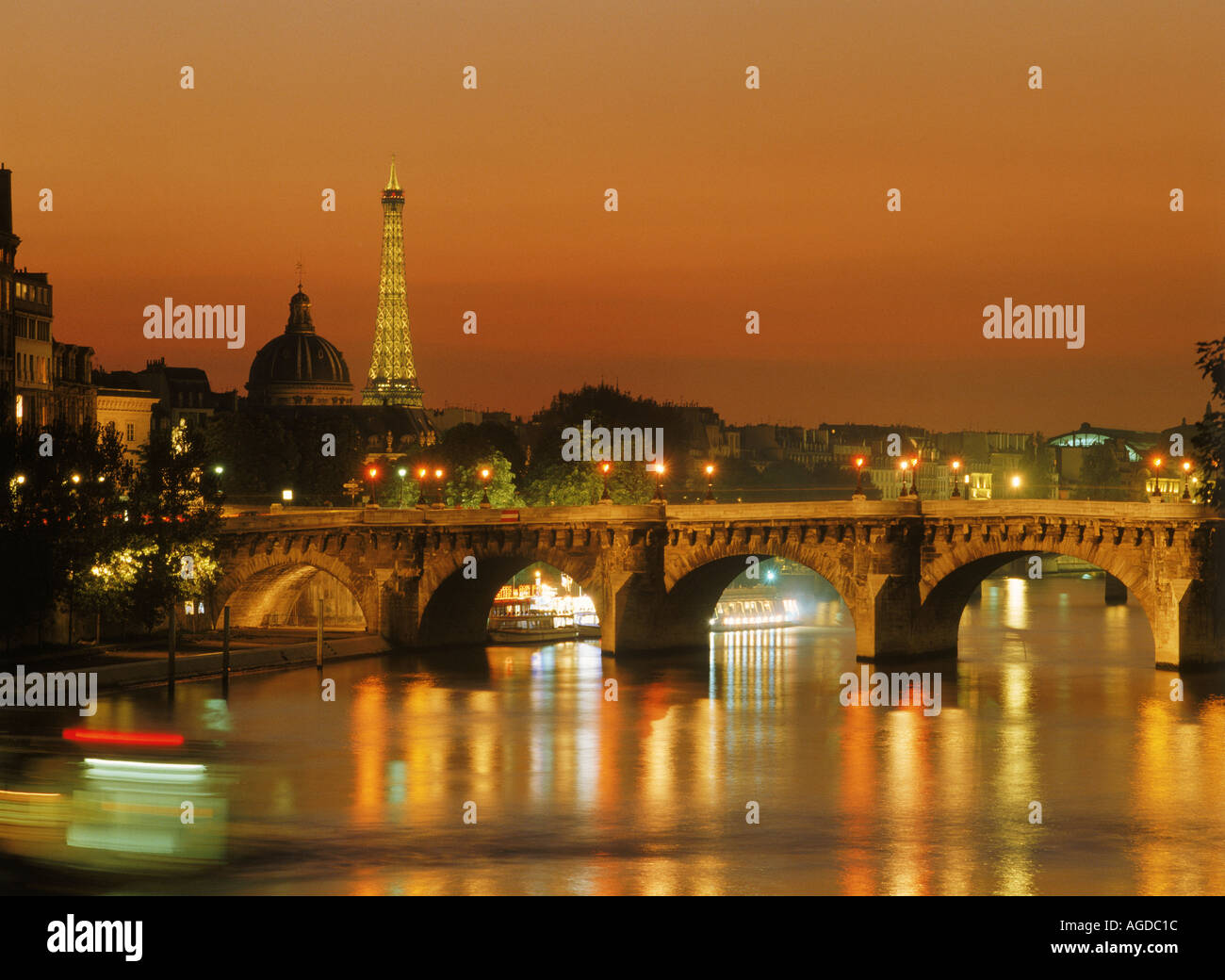 Pont Neuf sul Fiume Senna con la torre Eiffel di notte Foto Stock