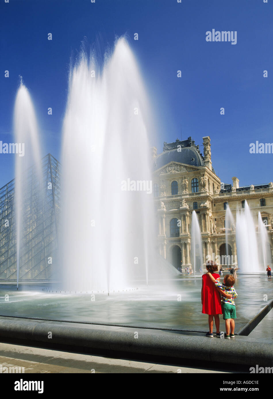 I bambini accanto a fontane al Palazzo del Louvre Museum di Parigi Foto Stock