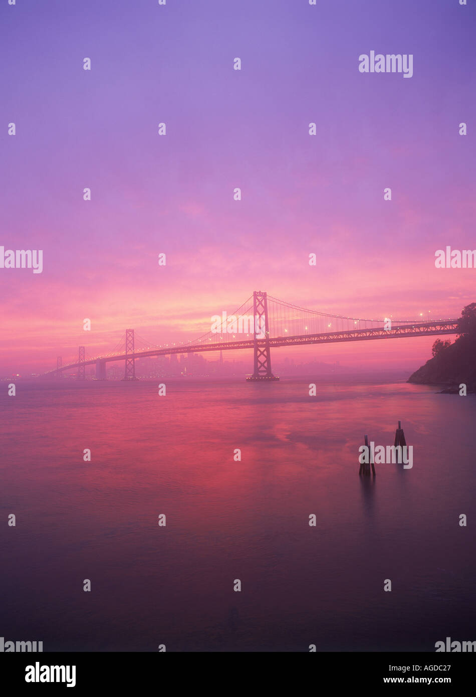 Oakland Bay Bridge sotto Crimson Skies al tramonto Foto Stock