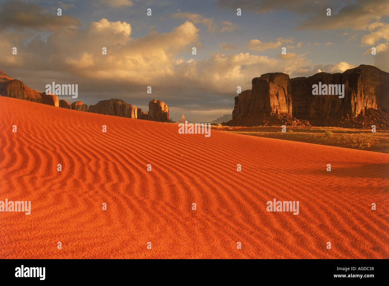 Sunrise attraverso sabbie del deserto in Monument Valley Foto Stock