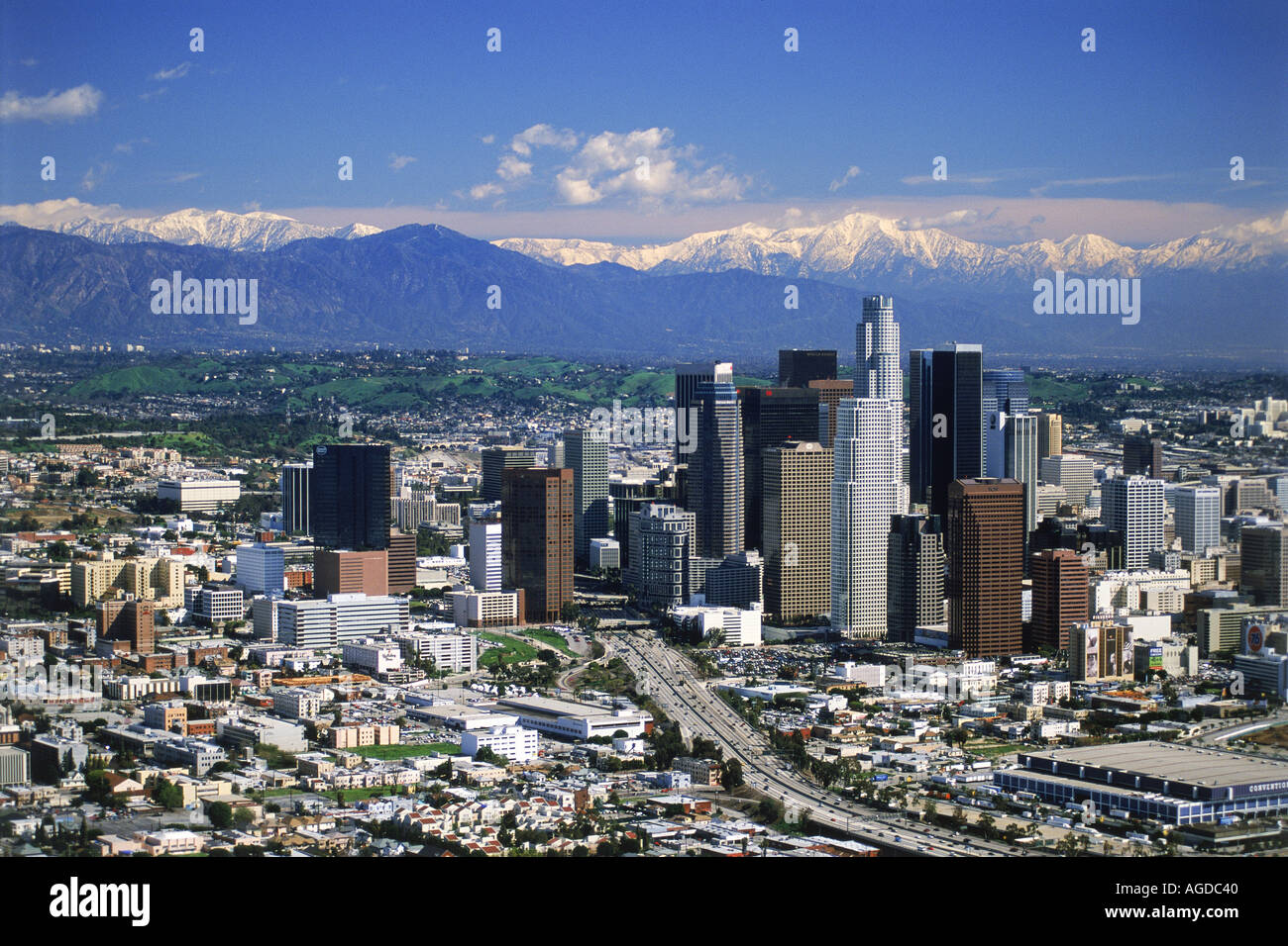 Vista aerea del centro cittadino di Los Angeles con la neve sulle montagne di San Gabriel Foto Stock