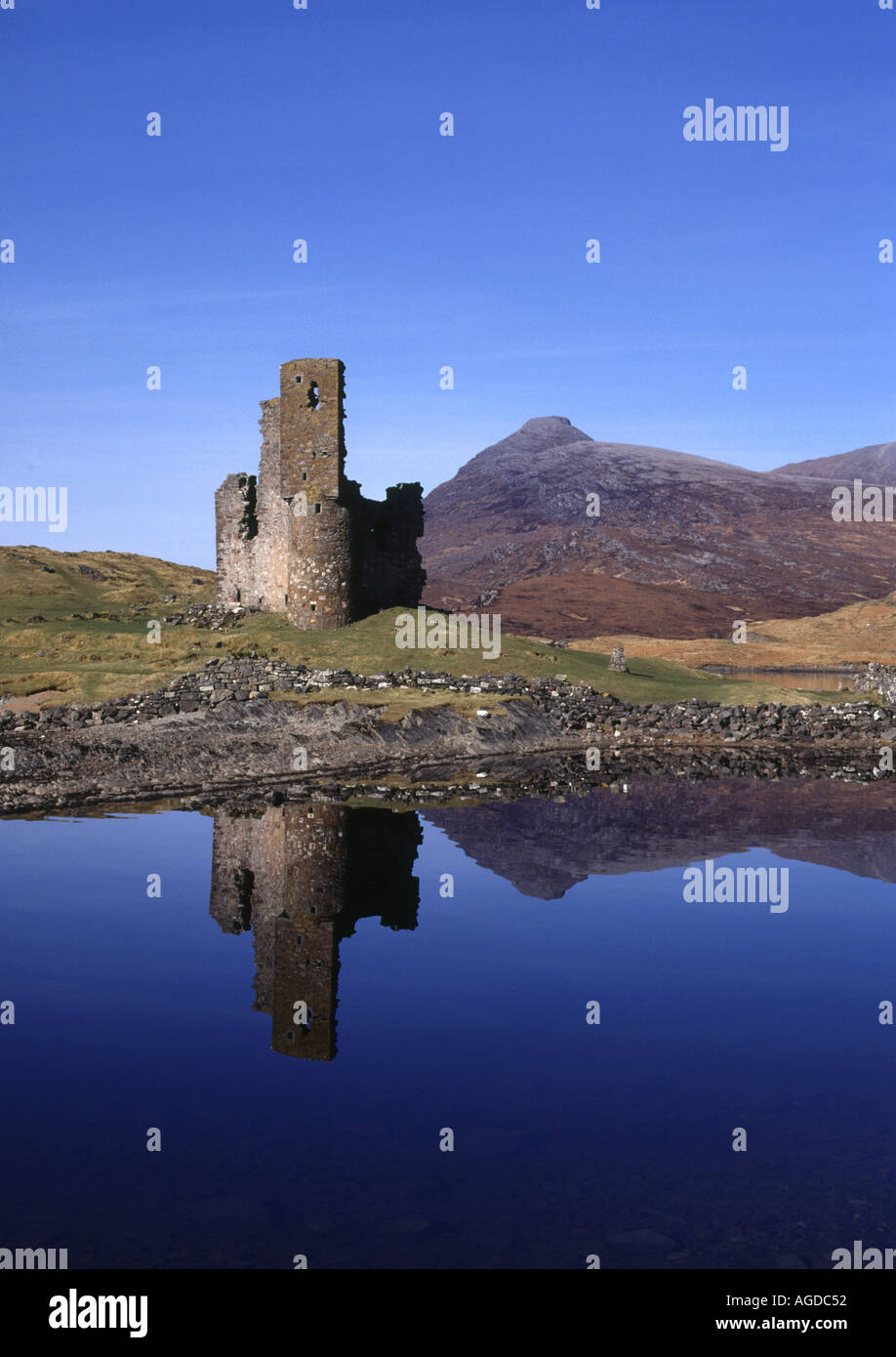 Il castello di Ardvreck Loch Assynt SUTHERLAND rovinato MacLeods clan edificio del castello roccioso riva lochside Quinag mountain Foto Stock