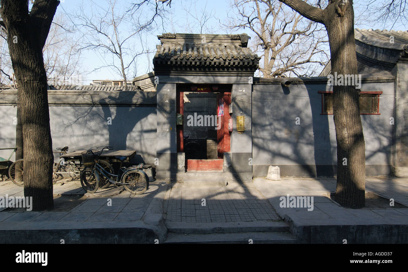 L'entrata classica porta ad una tradizionale casa cortile in un hutong di Pechino in Cina Foto Stock