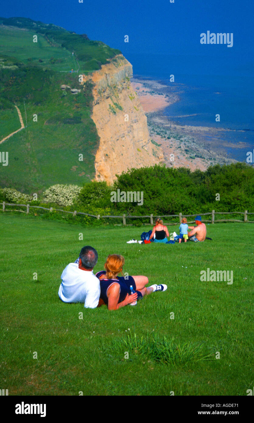 Le persone aventi il pic-nic si affaccia su scogliere e mare Country Park Hastings East Sussex Regno Unito Foto Stock