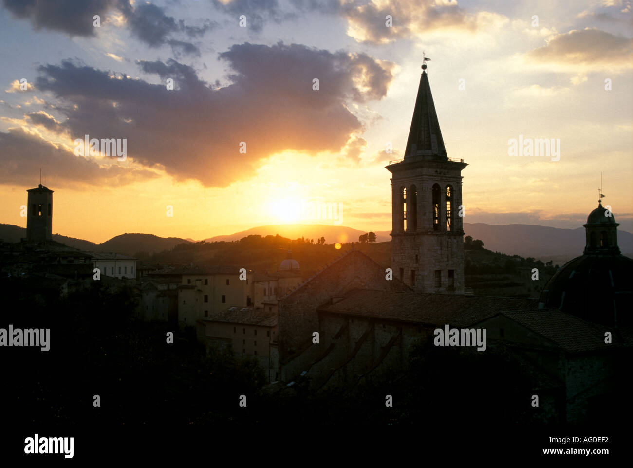 Europa Italia Umbria Spoleto tramonto sui campanili e la città Foto Stock