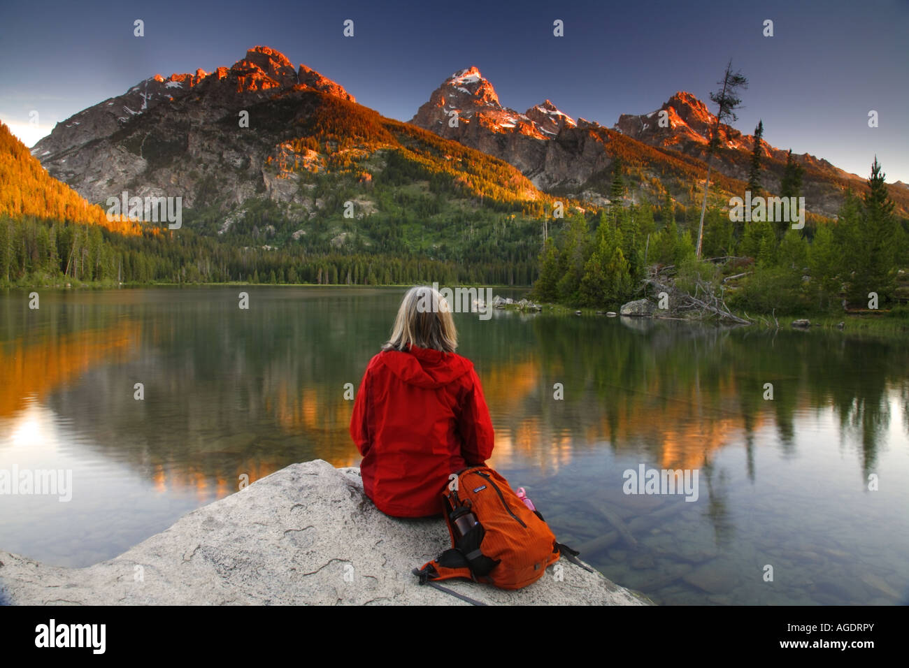 Un escursionista al Lago Taggart Grand Teton National Park Wyoming Modello rilasciato Foto Stock