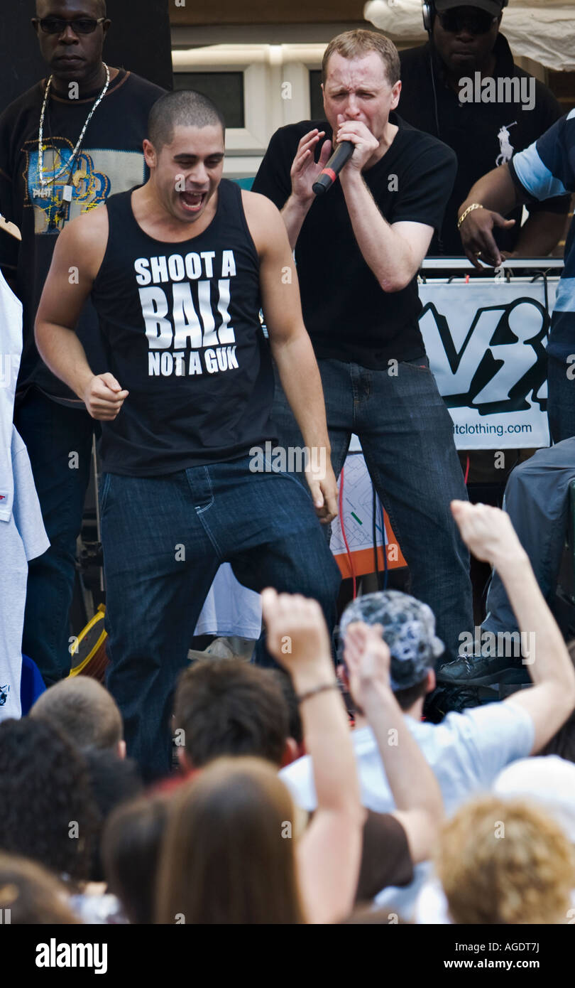 'Shoot una sfera non una pistola' didascalia su un artista rap il tee shirt al carnevale di Notting Hill, 2007. Foto Stock