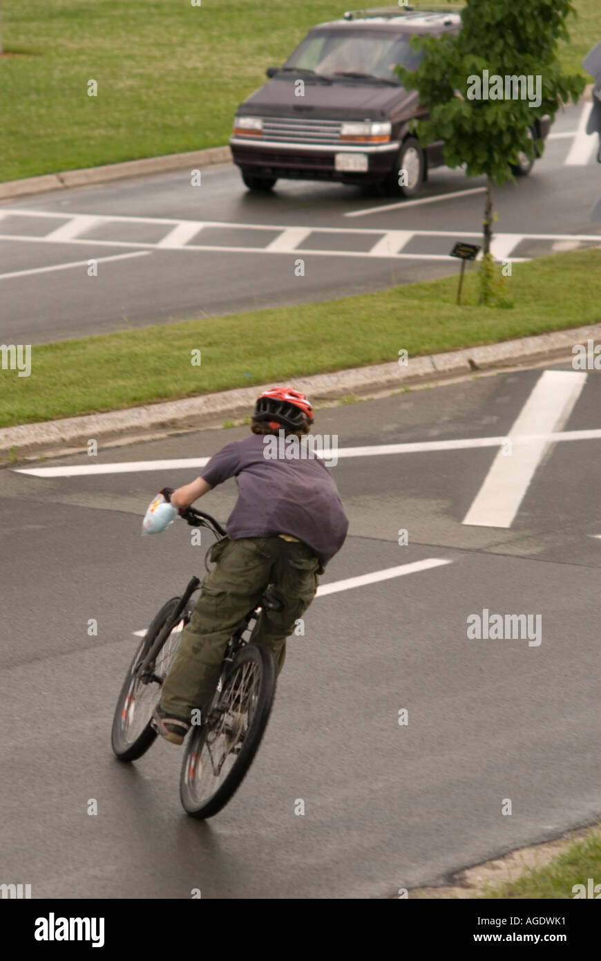 Immagine di stock di un mountain biker ruotando di un angolo su una strada di città Foto Stock