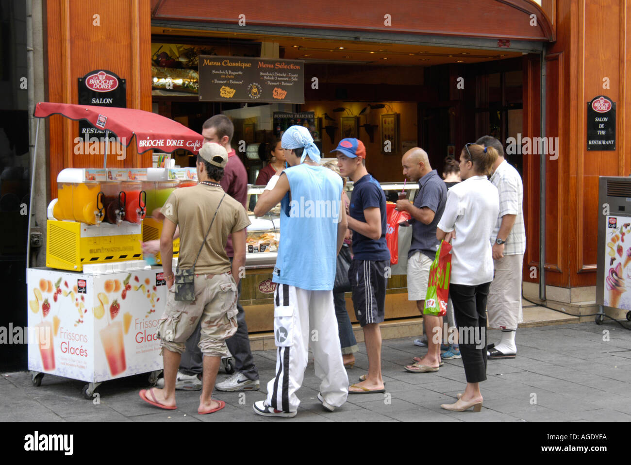 Francia Marseille tipica estate scena di strada un ristorante fast food Foto Stock