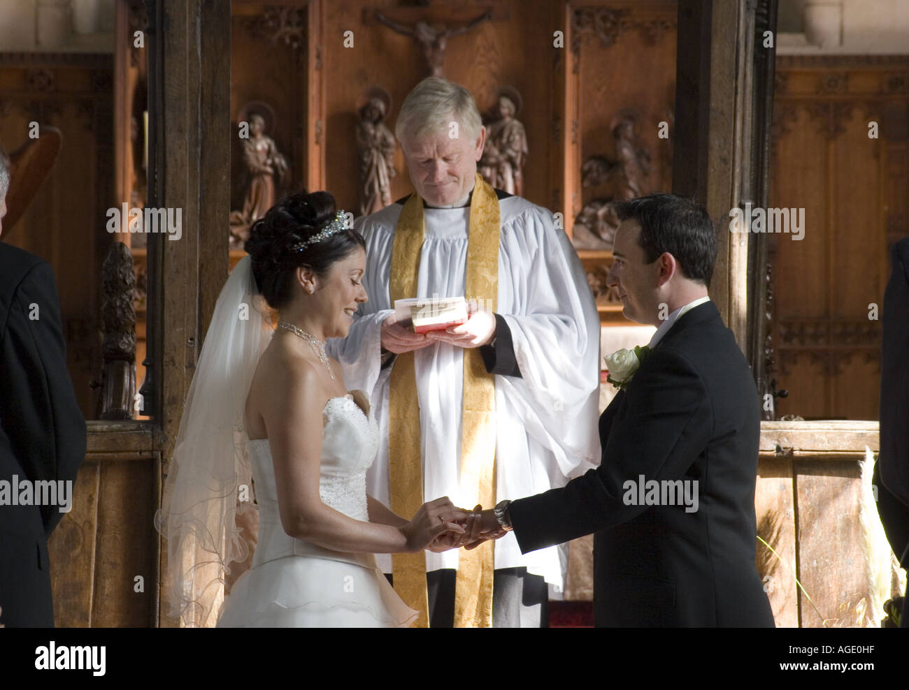 Sposa e lo sposo prendere i loro voti in inglese chiesa parrocchiale Foto Stock