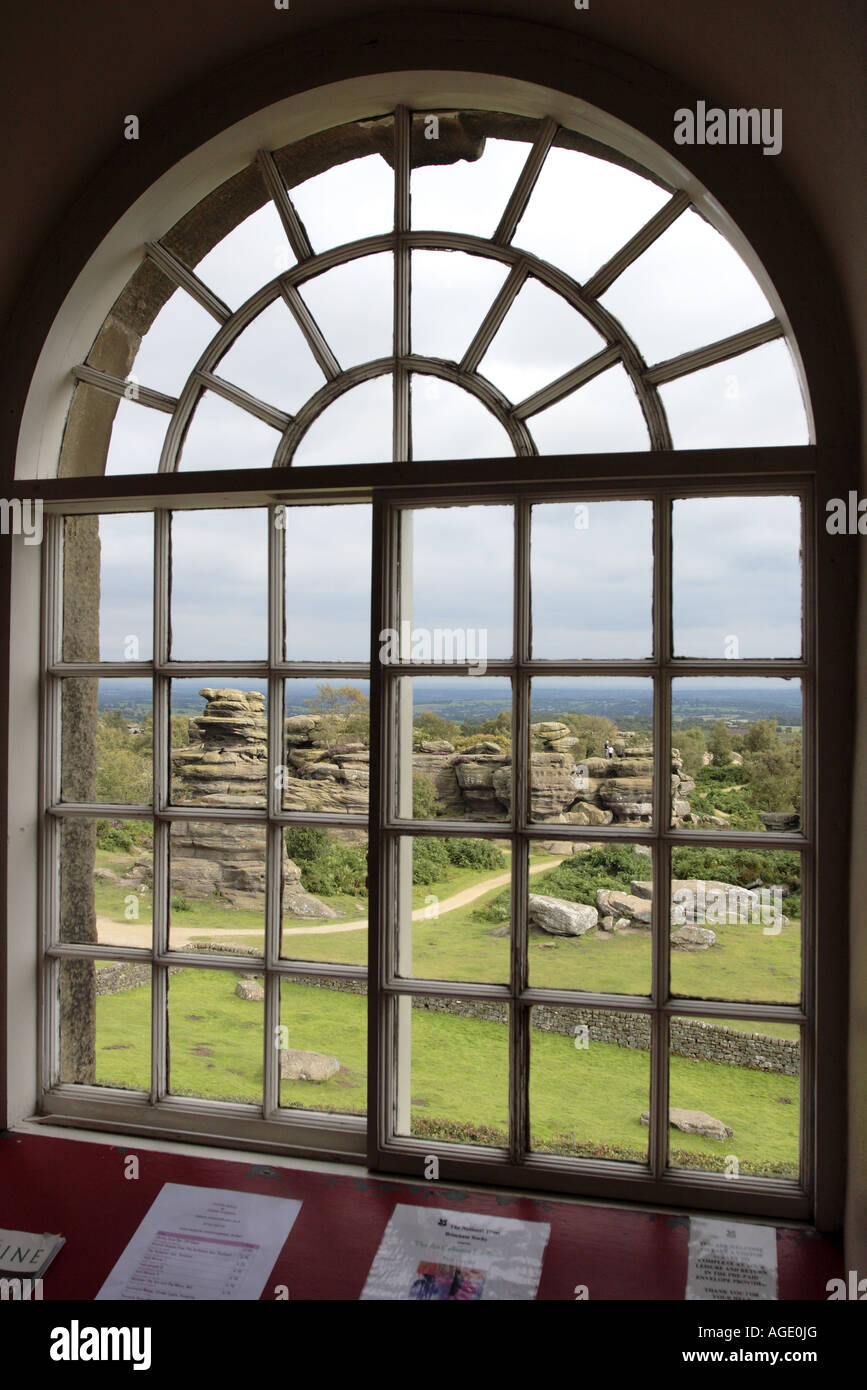 Guardando fuori su rocce Brimham attraverso la finestra di casa Brimham, nello Yorkshire, Inghilterra Foto Stock