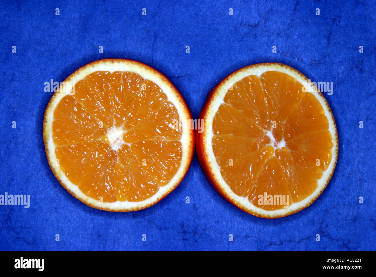 Un arancio tagliate in due metà Foto Stock