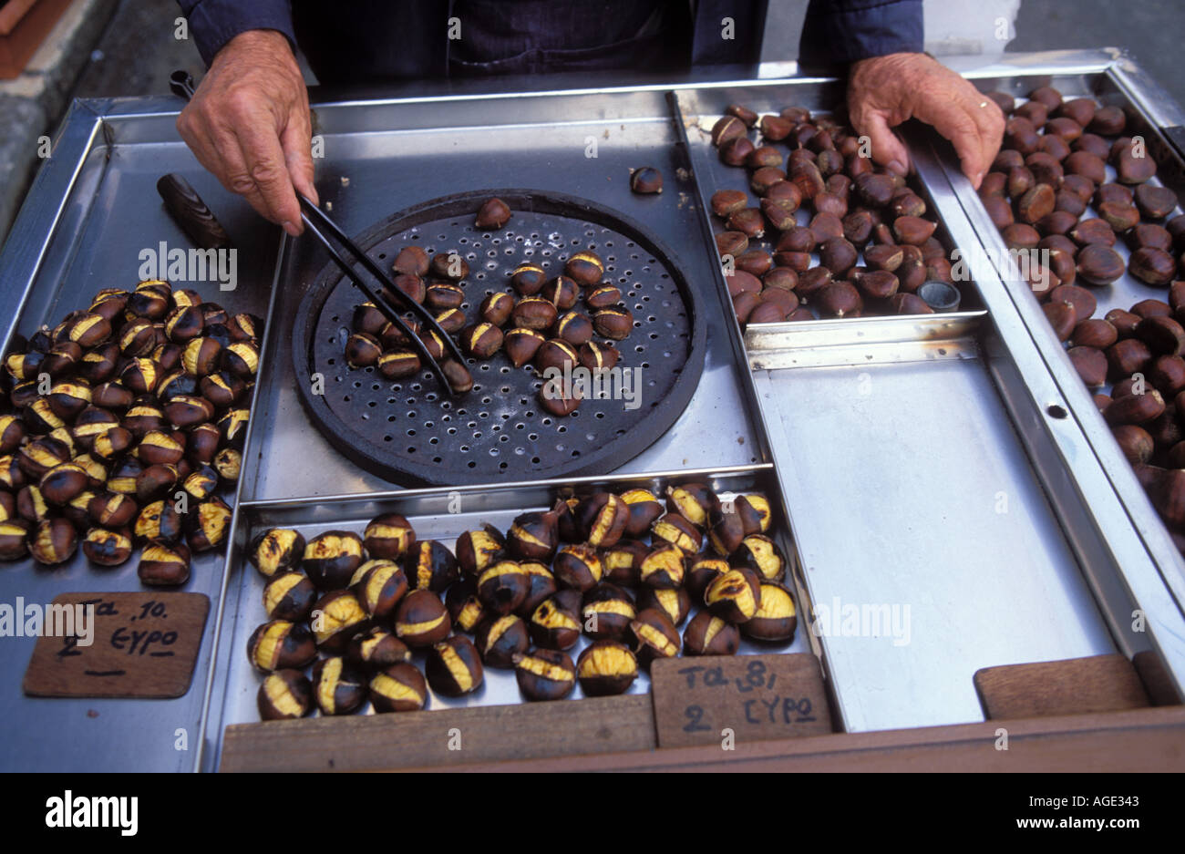 Grecia Atene ambulanti vendono wallnuts sono largamente diffuse in tutta Atene Foto Stock