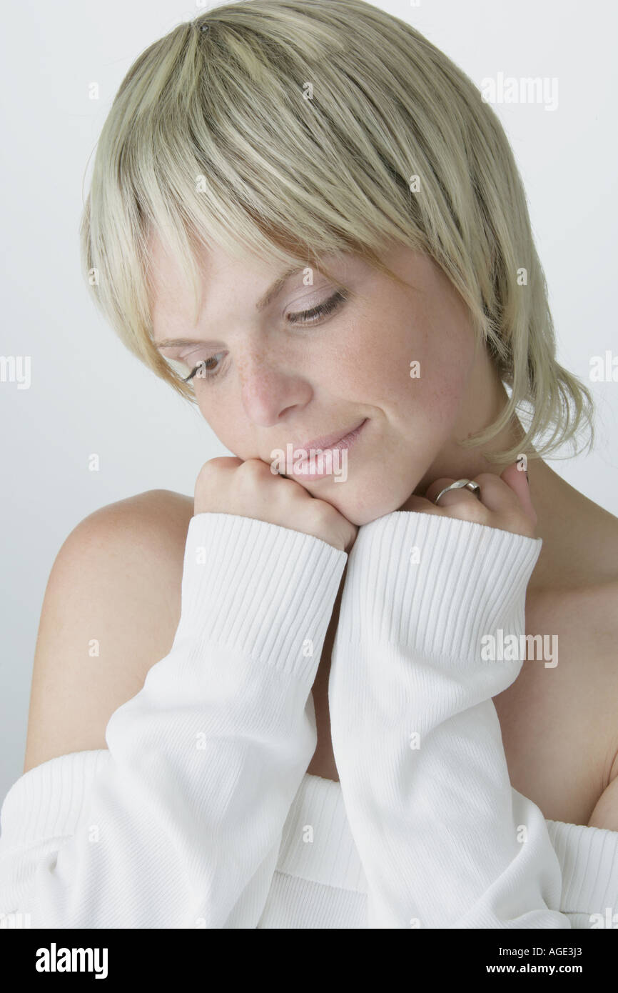 Ritratto di una Bionda ragazza caucasica in un ponticello bianco Foto Stock