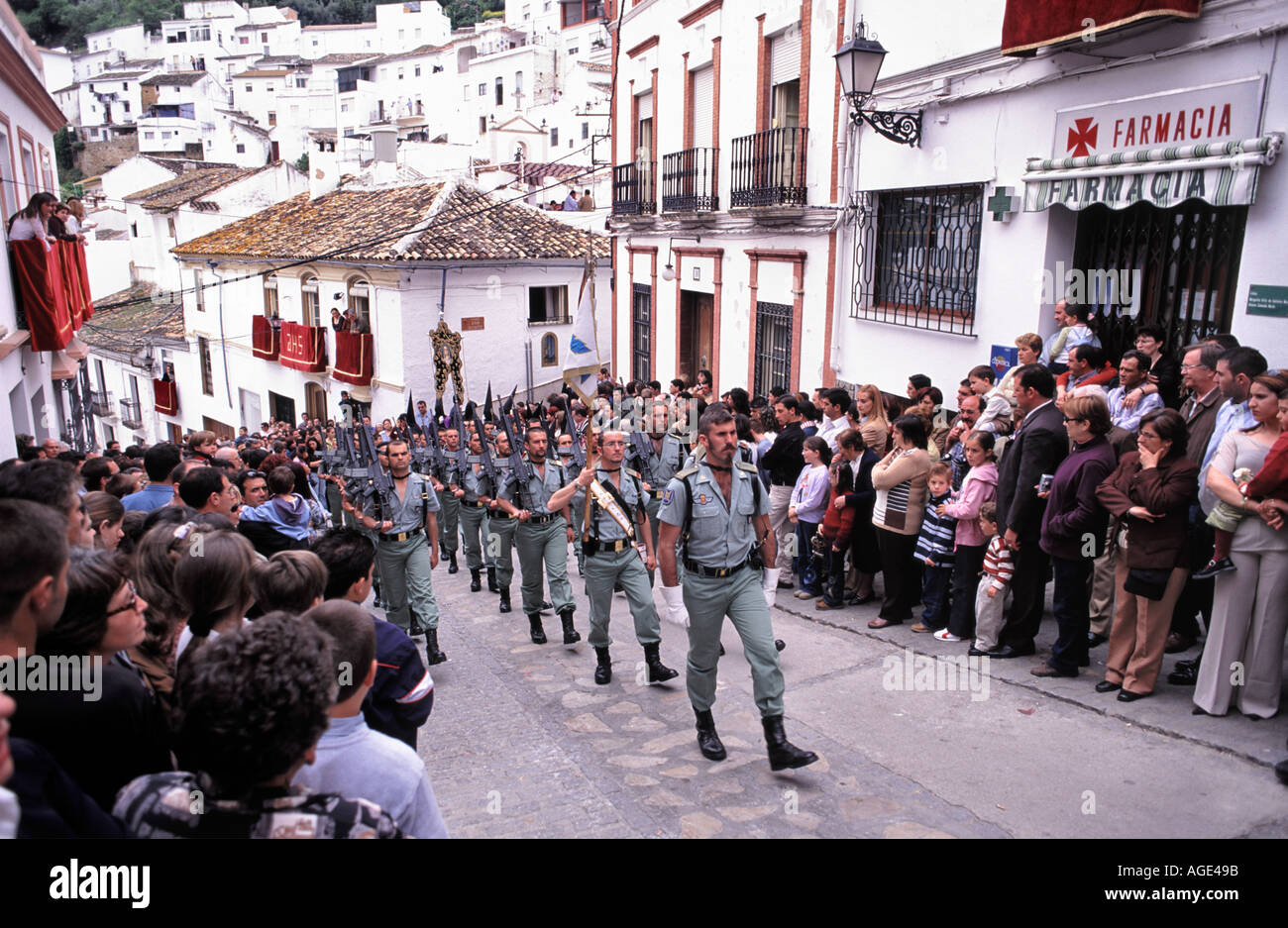 La spagnolo passante marzo le strade di Setenil fino vicino a Ronda in Andalusia in l annuale Settimana Santa sfilate Foto Stock