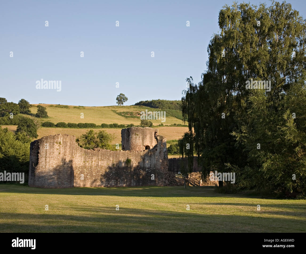 Le pareti esterne e la rotonda mantenere Skenfrith castello costruito fra il 1219 e 1232 Wales UK Foto Stock