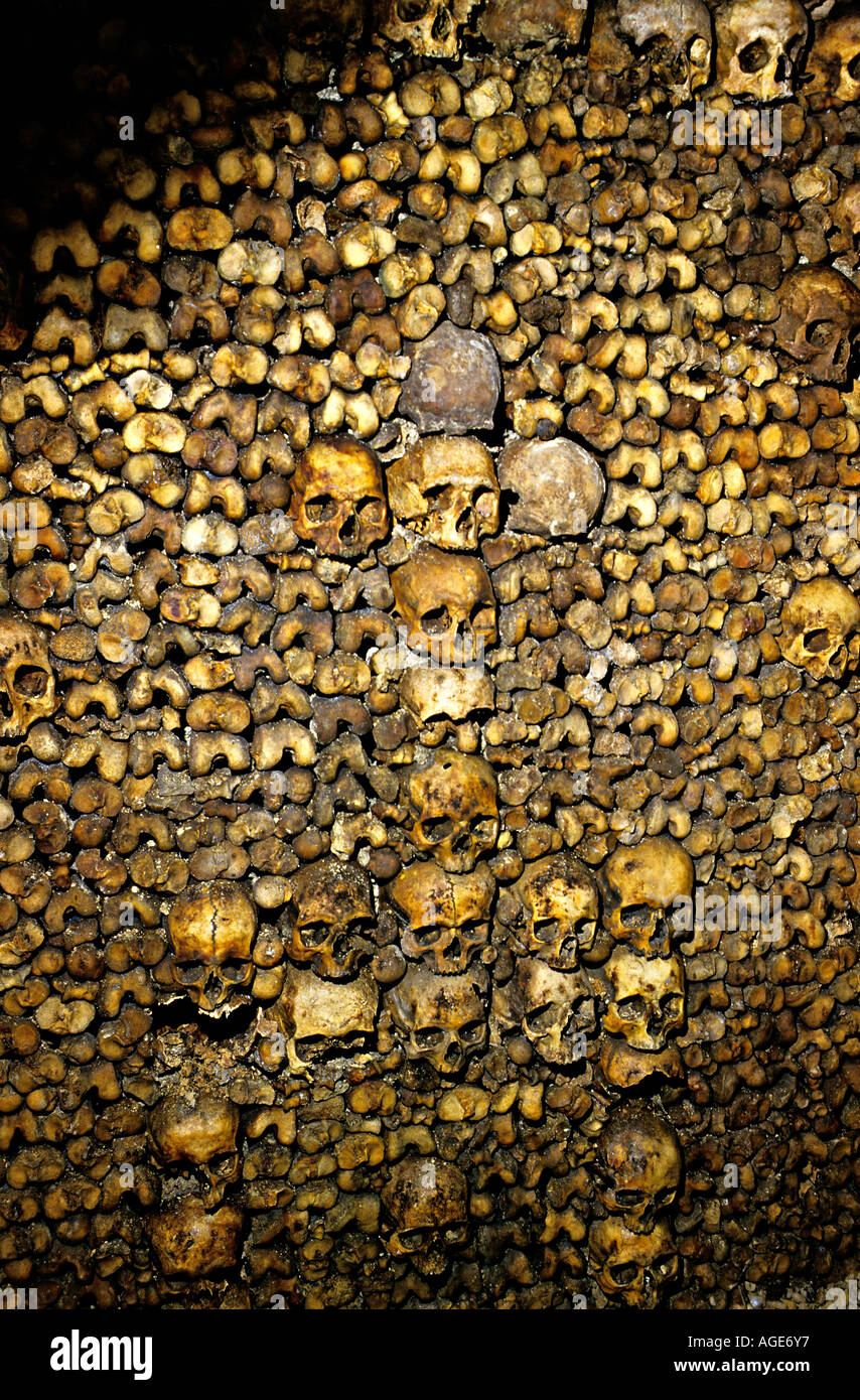 Teschi realizzati in un pattern con gamba Femore ossa nelle catacombe Parigi Francia Foto Stock