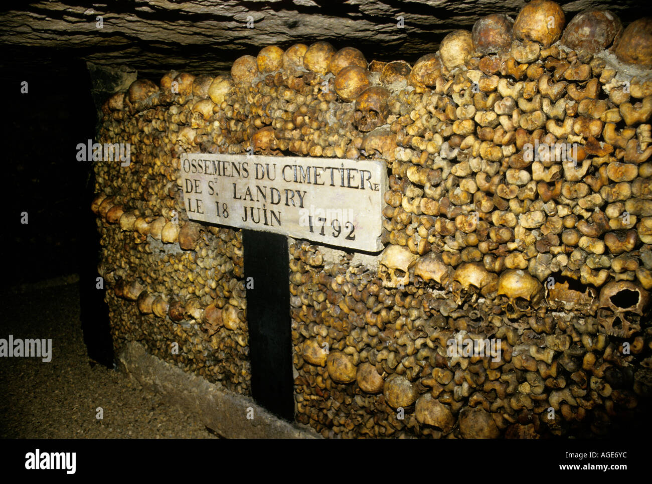 Parte delle catacombe di Parigi datata 1792 con la parete del femore umano gamba di ossa e di teschi Parigi Francia Foto Stock