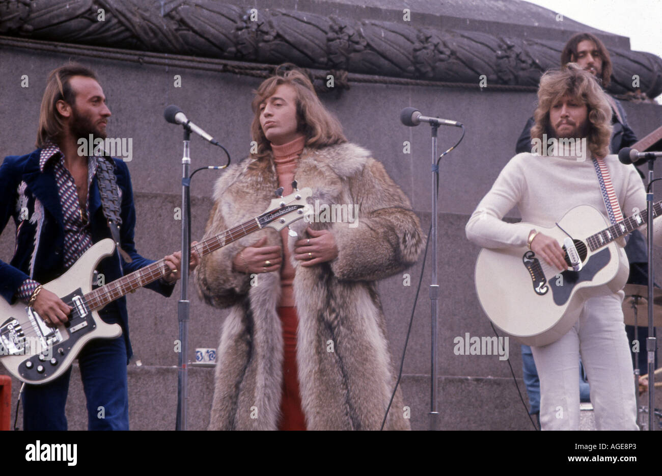 BEE GEES Live in London s Trafalgar Square da sinistra Maurice,Robin e Barry Gibb Foto Stock