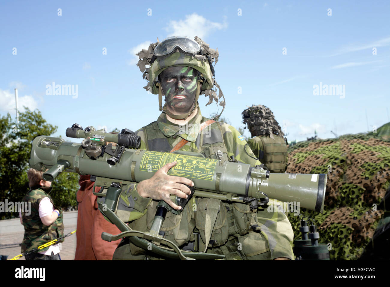 Soldato svedese in camuffamento con Recoilless rifle - Anti-Tank (Carl Gustaf Granatgevär m/48). Gothenburgs accampamento militare 2006 Foto Stock