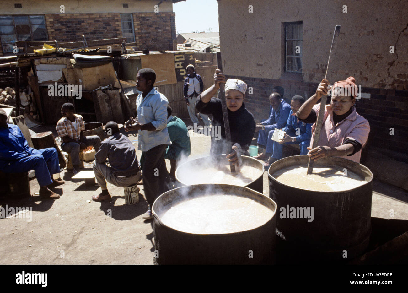 Fabbricazione della Birra, Alessandria township di Johannesburg, Sud Africa Foto Stock
