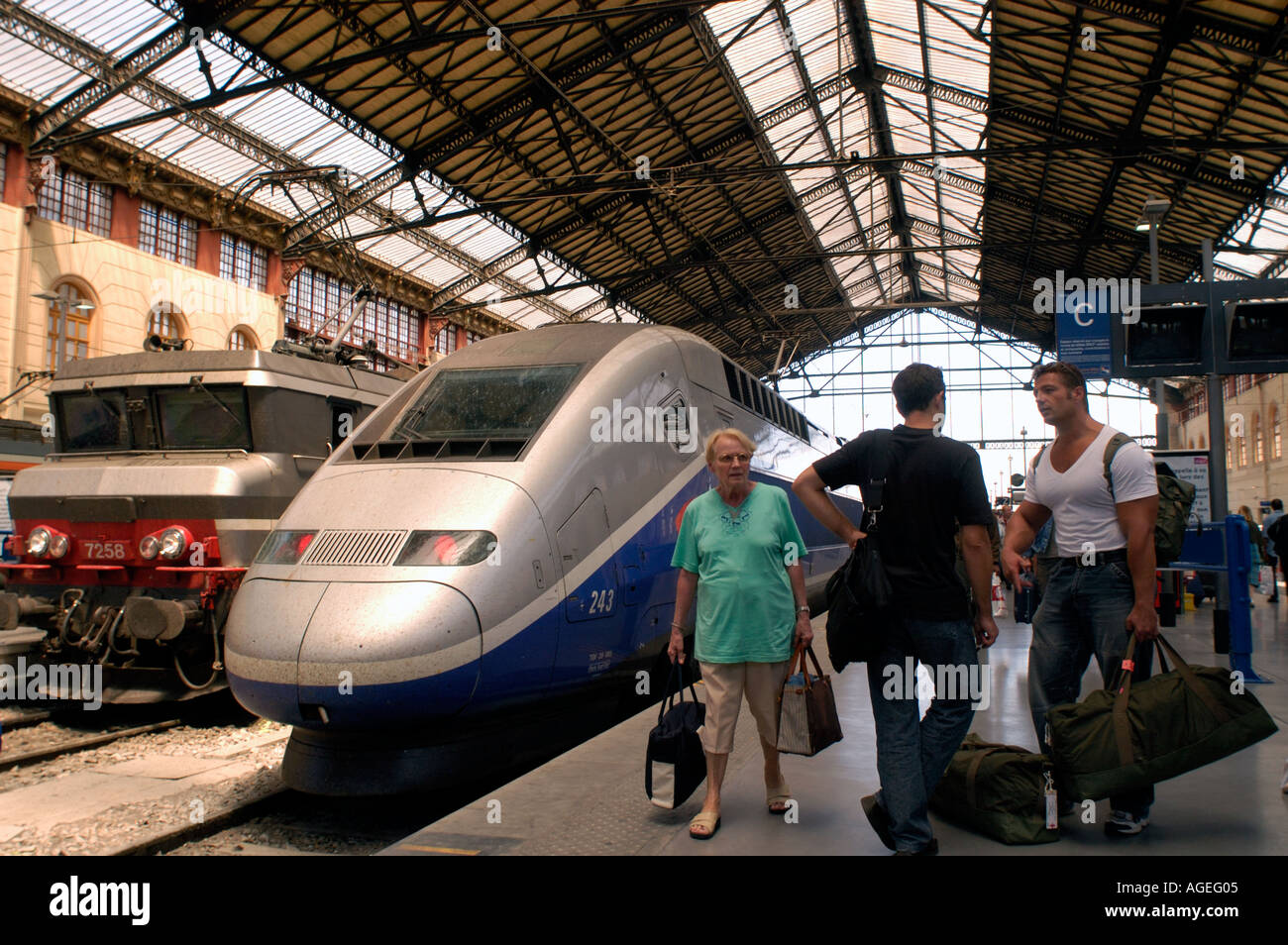 Francia Provenza Marsiglia Stazione ferroviaria St Charles Treno in background è il famoso speedy tgv Foto Stock